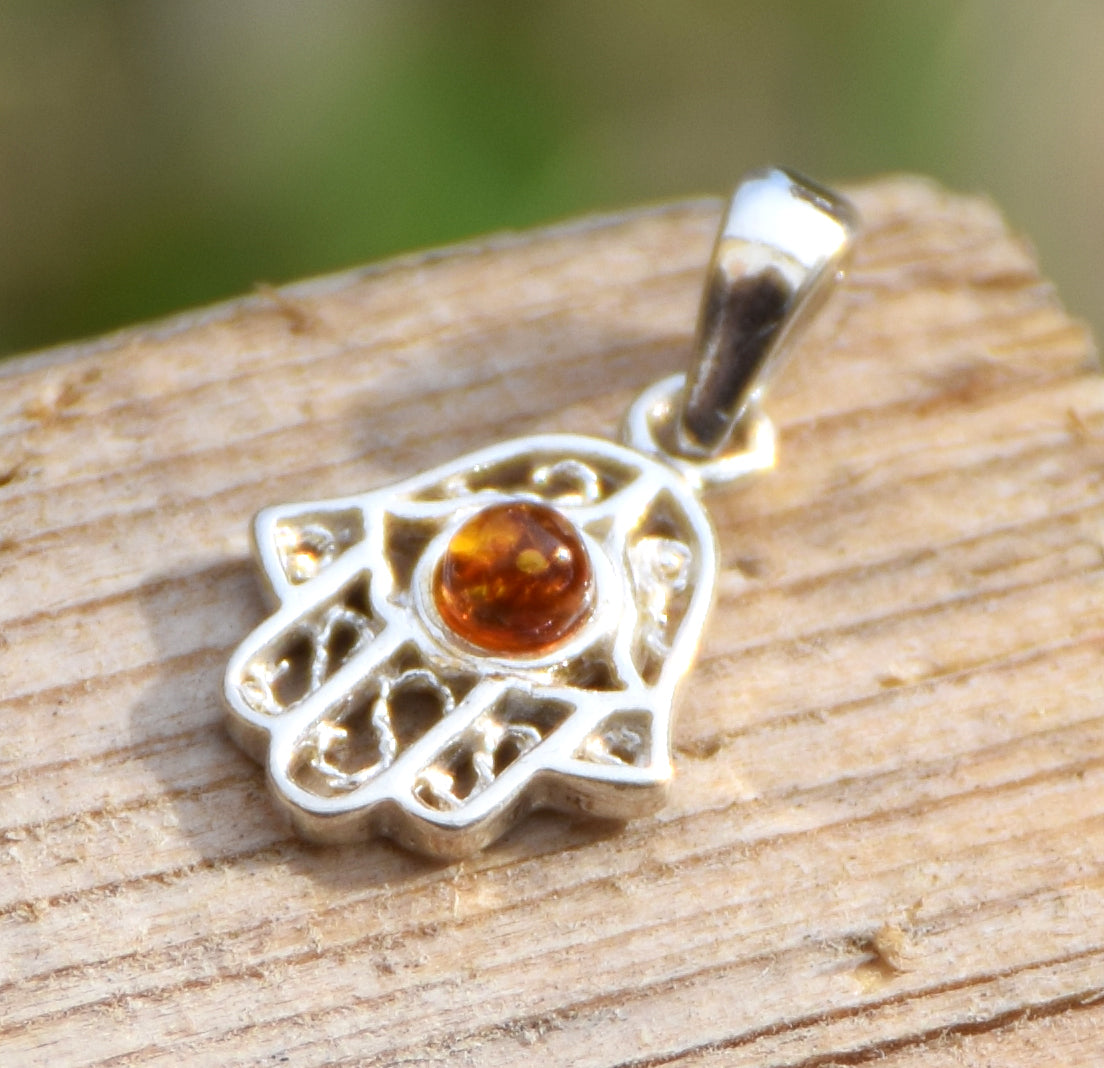 Delicato ciondolo con mano di Fatima in Ambra naturale color cognac e Argento 925, MJ Baltica, BW139