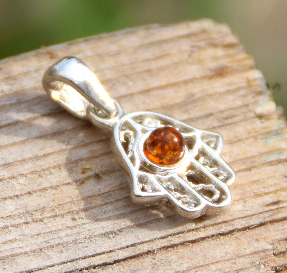 Delicato ciondolo con mano di Fatima in Ambra naturale color cognac e Argento 925, MJ Baltica, BW139