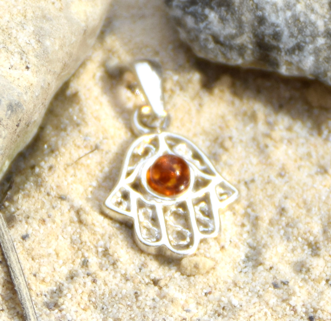 Delicato ciondolo con mano di Fatima in Ambra naturale color cognac e Argento 925, MJ Baltica, BW139