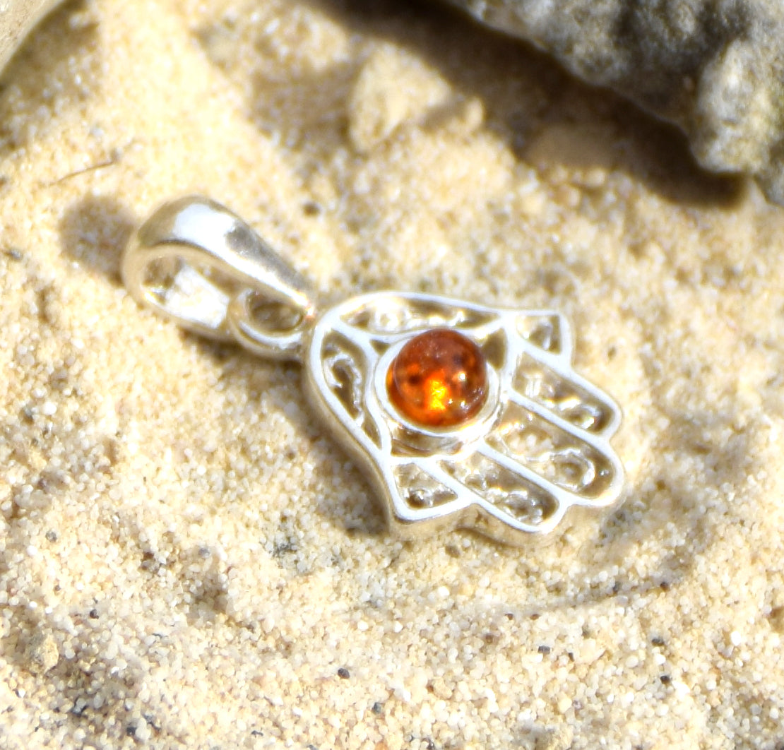 Delicato ciondolo con mano di Fatima in Ambra naturale color cognac e Argento 925, MJ Baltica, BW139
