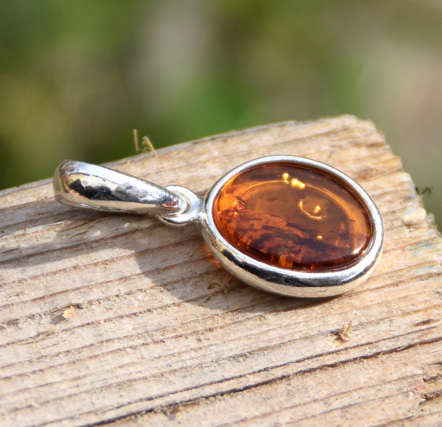 Delicato ciondolo creato con Ambra naturale color cognac e Argento 925, MJ Baltica, BW141