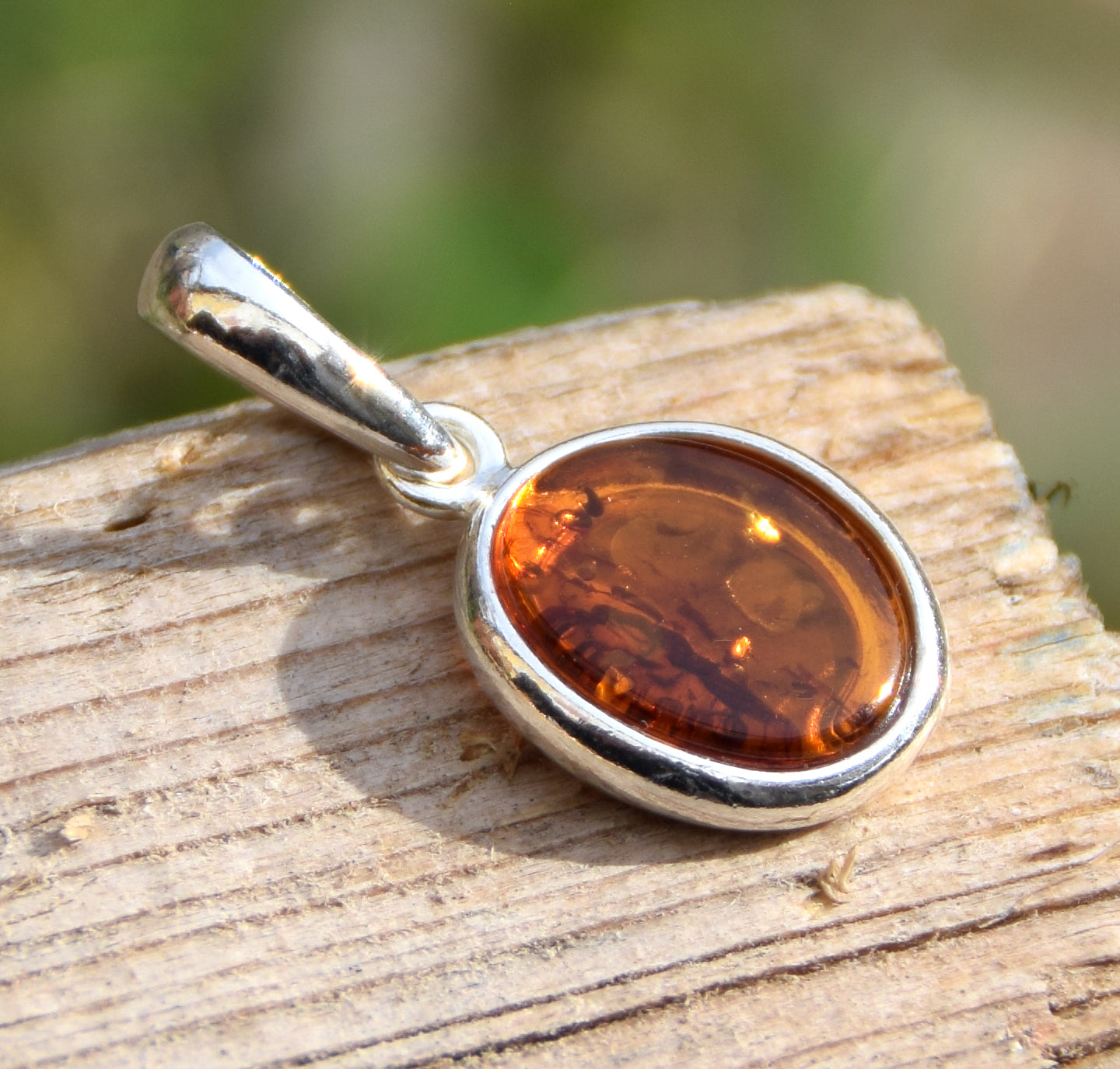 Delicato ciondolo creato con Ambra naturale color cognac e Argento 925, MJ Baltica, BW141