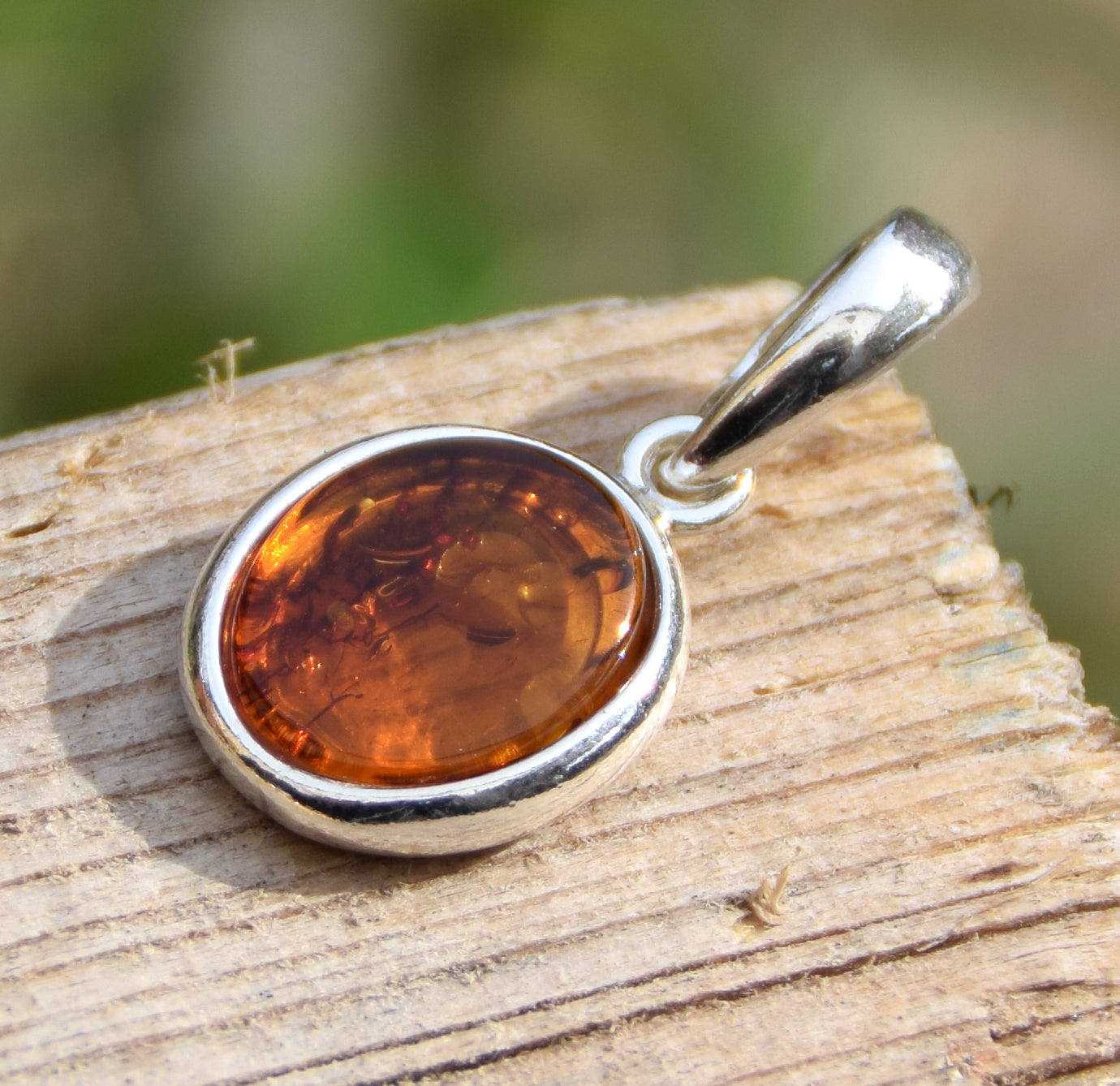 Delicato ciondolo creato con Ambra naturale color cognac e Argento 925, MJ Baltica, BW141
