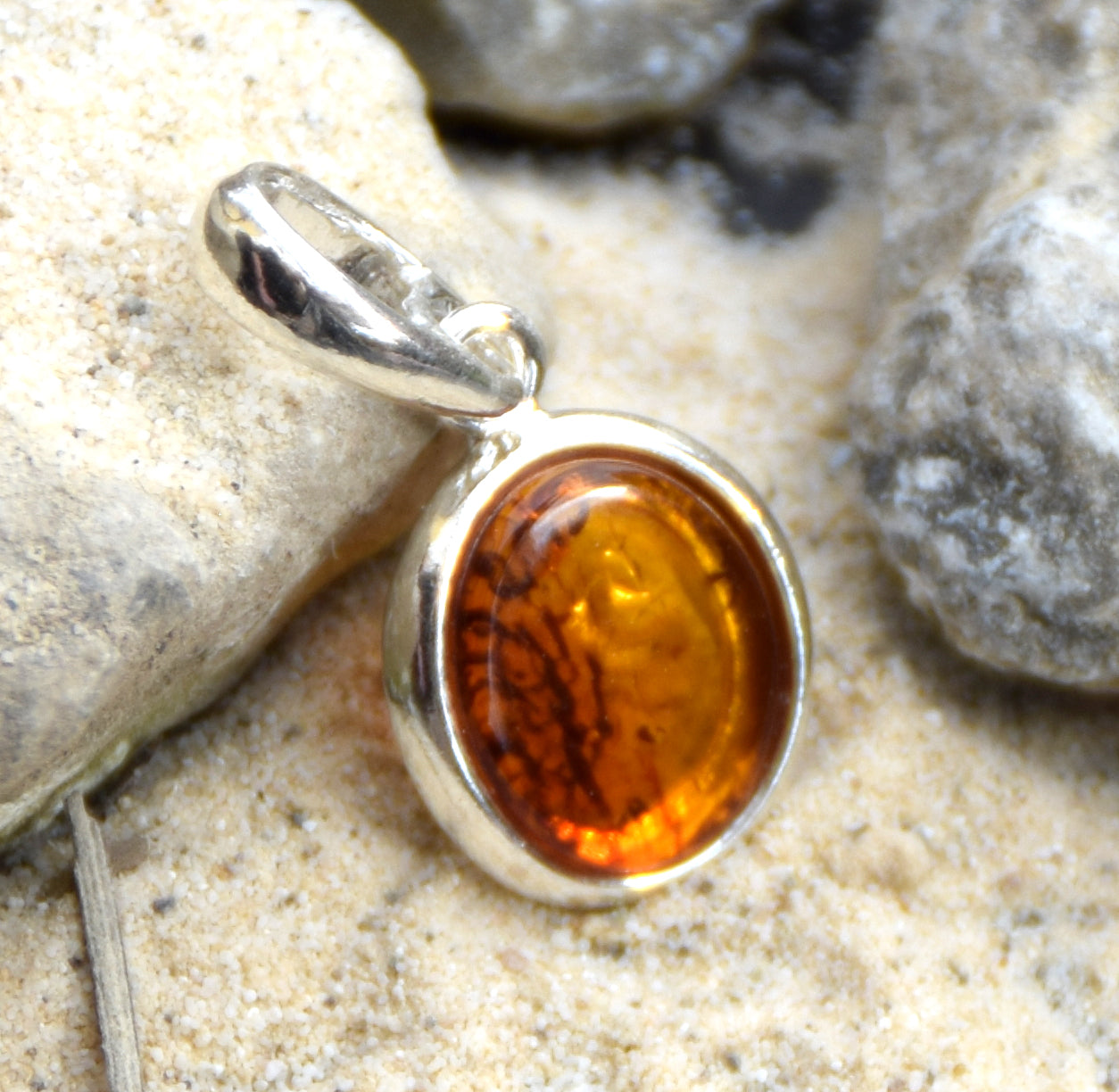 Delicato ciondolo creato con Ambra naturale color cognac e Argento 925, MJ Baltica, BW141