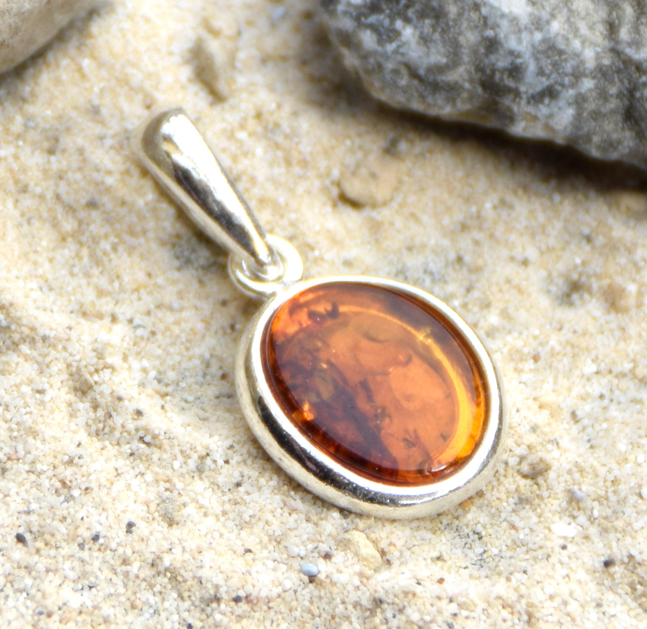 Delicato ciondolo creato con Ambra naturale color cognac e Argento 925, MJ Baltica, BW141