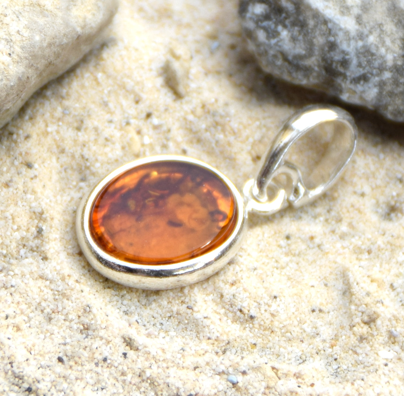 Delicato ciondolo creato con Ambra naturale color cognac e Argento 925, MJ Baltica, BW141