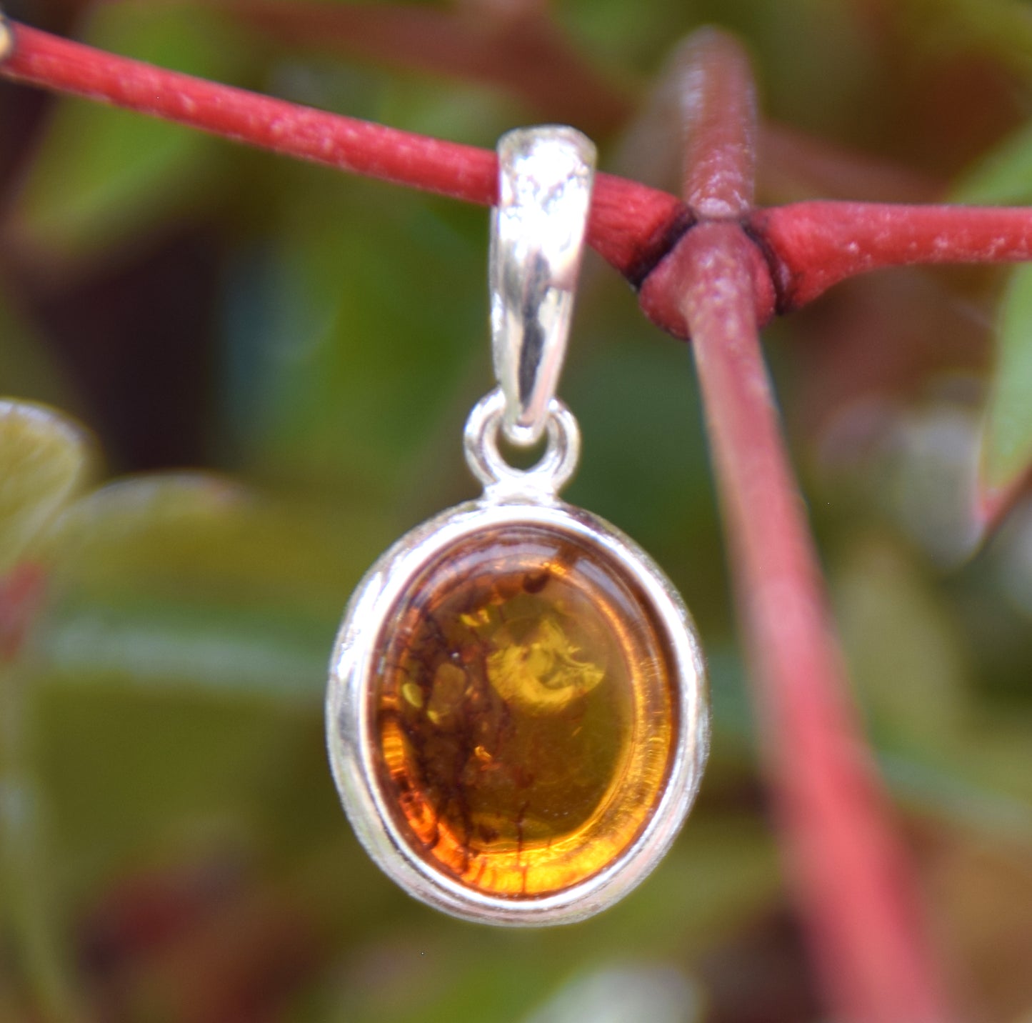 Delicato ciondolo creato con Ambra naturale color cognac e Argento 925, MJ Baltica, BW141