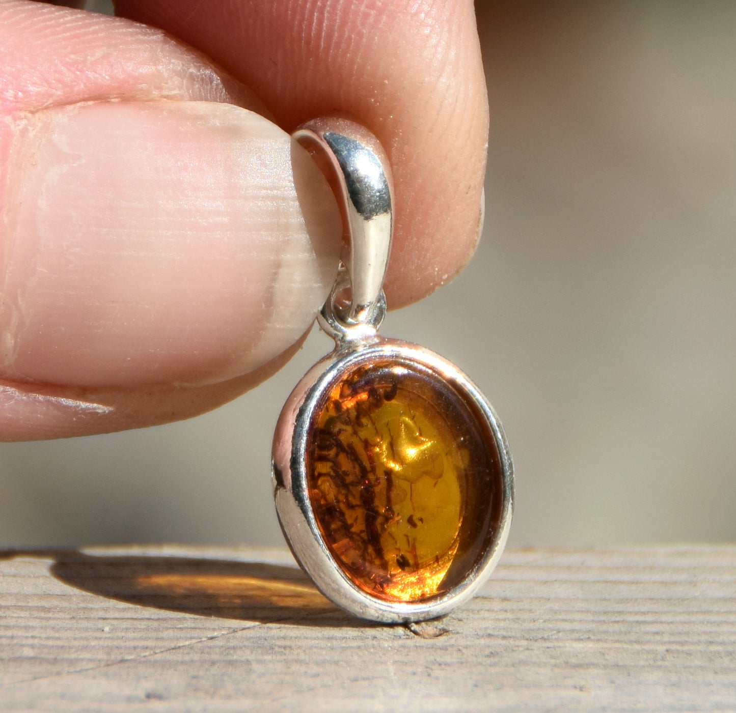 Delicato ciondolo creato con Ambra naturale color cognac e Argento 925, MJ Baltica, BW141