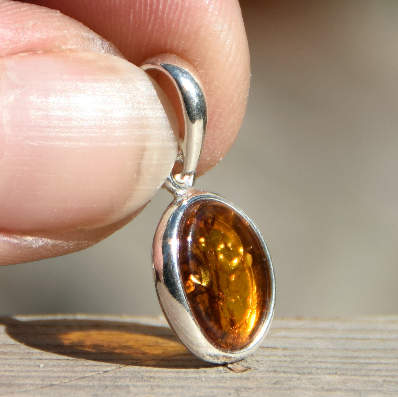 Delicato ciondolo creato con Ambra naturale color cognac e Argento 925, MJ Baltica, BW141