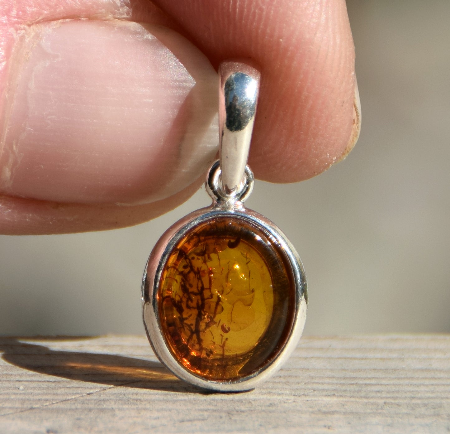 Delicato ciondolo creato con Ambra naturale color cognac e Argento 925, MJ Baltica, BW141
