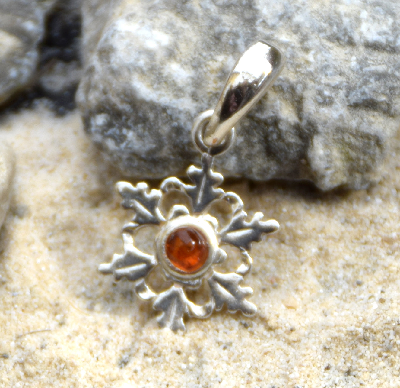 Zarter Schneeflocken-Anhänger aus naturfarbenem Cognac-Bernstein und 925er Silber, MJ Baltica, BW142