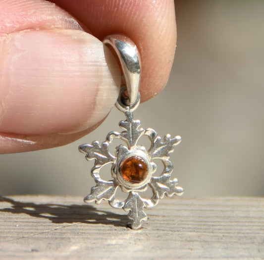 Delicate snowflake pendant in cognac-colored natural Amber and Sterling Silver 925, MJ Baltica, BW142