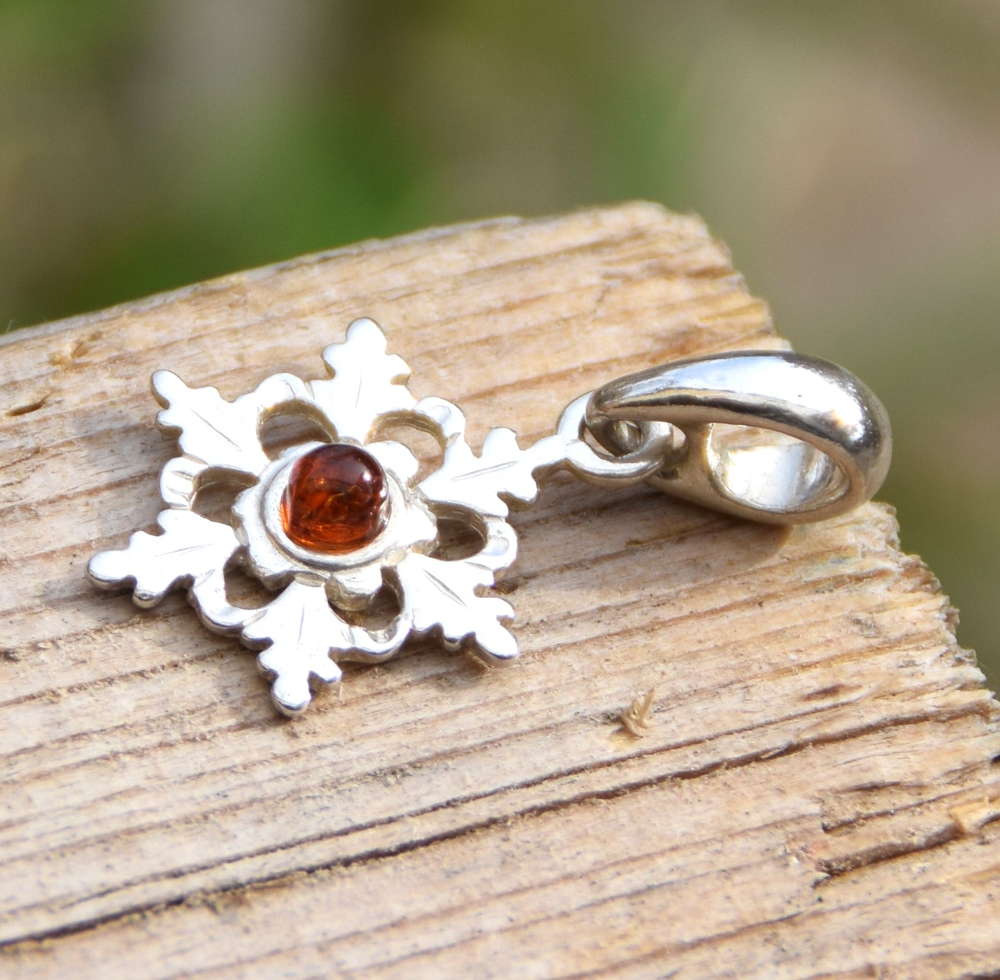 Zarter Schneeflocken-Anhänger aus naturfarbenem Cognac-Bernstein und 925er Silber, MJ Baltica, BW142