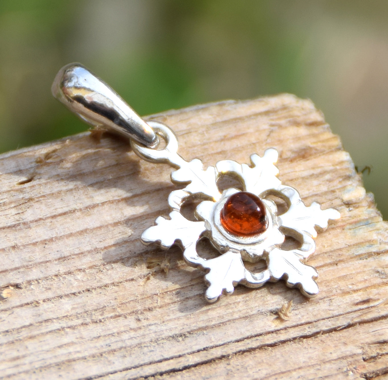 Zarter Schneeflocken-Anhänger aus naturfarbenem Cognac-Bernstein und 925er Silber, MJ Baltica, BW142