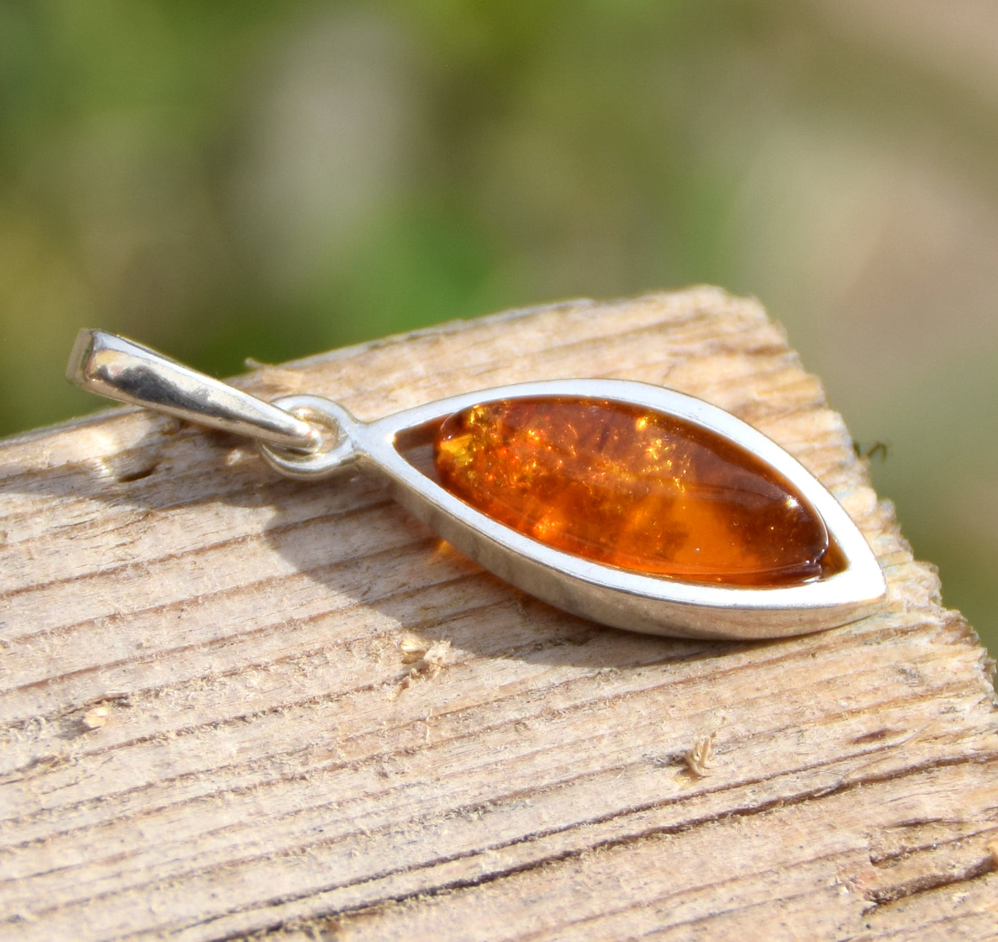 Eleganter Anhänger im minimalistischen Stil mit cognacfarbenem Naturbernstein und 925er Silber, MJ Baltica, BW148