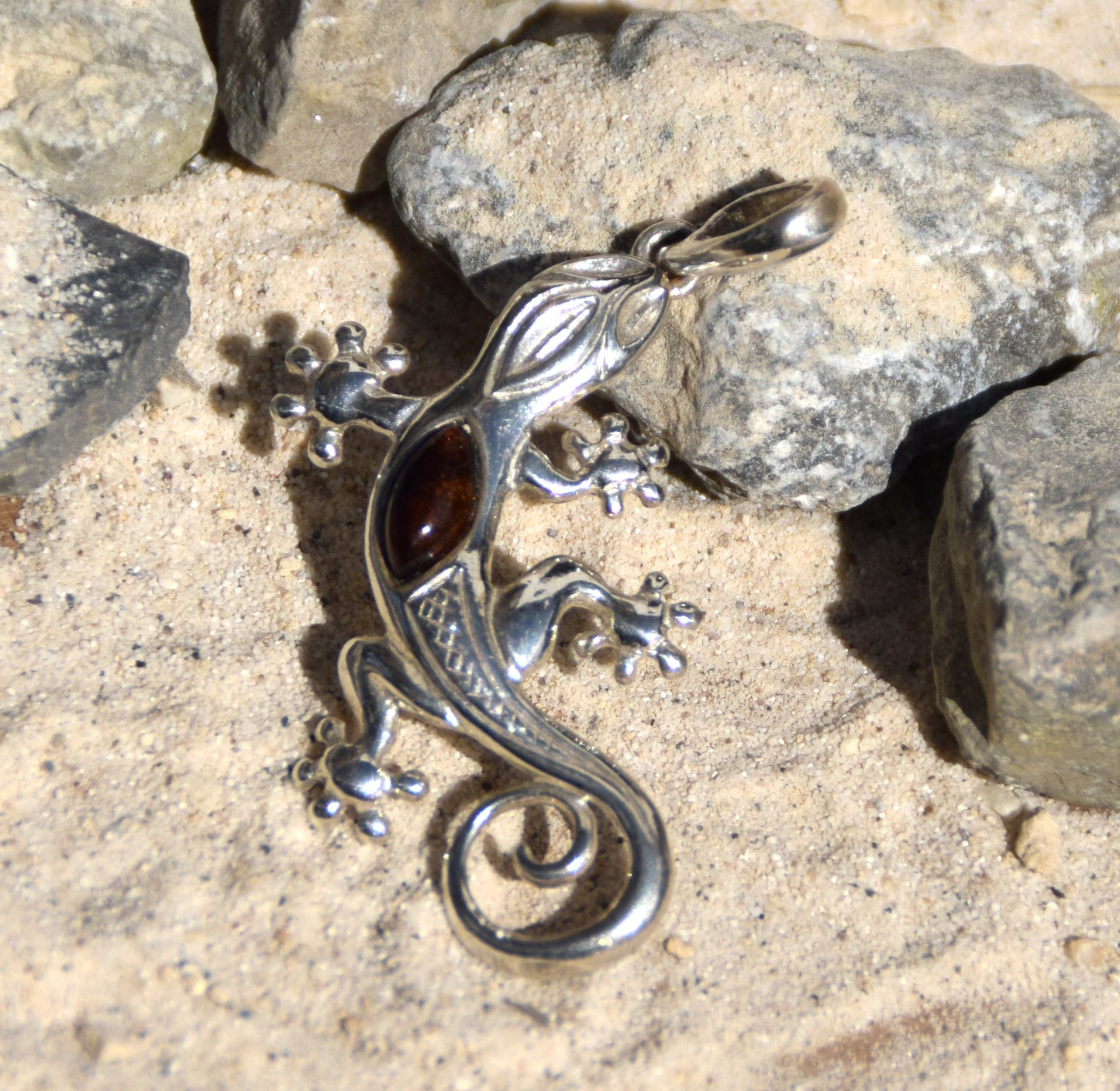 Leuchtender Anhänger mit dem Glücks-Gecko aus Naturbernstein (braun) und 925er Silber, MJ Baltica, BW184
