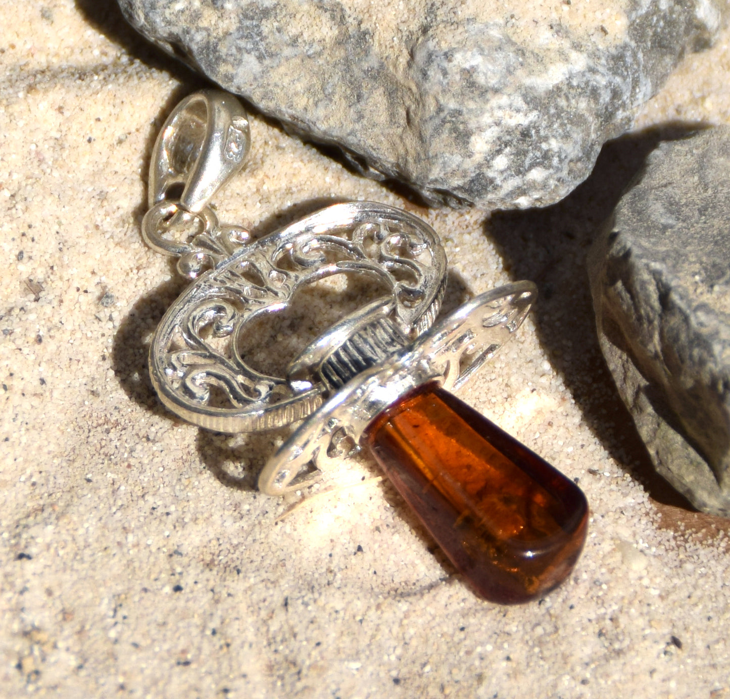 Schnulleranhänger als Mutterschaftsgeschenk aus Naturbernstein in Cognacfarbe und 925er Silber, MJ Baltica, BW185