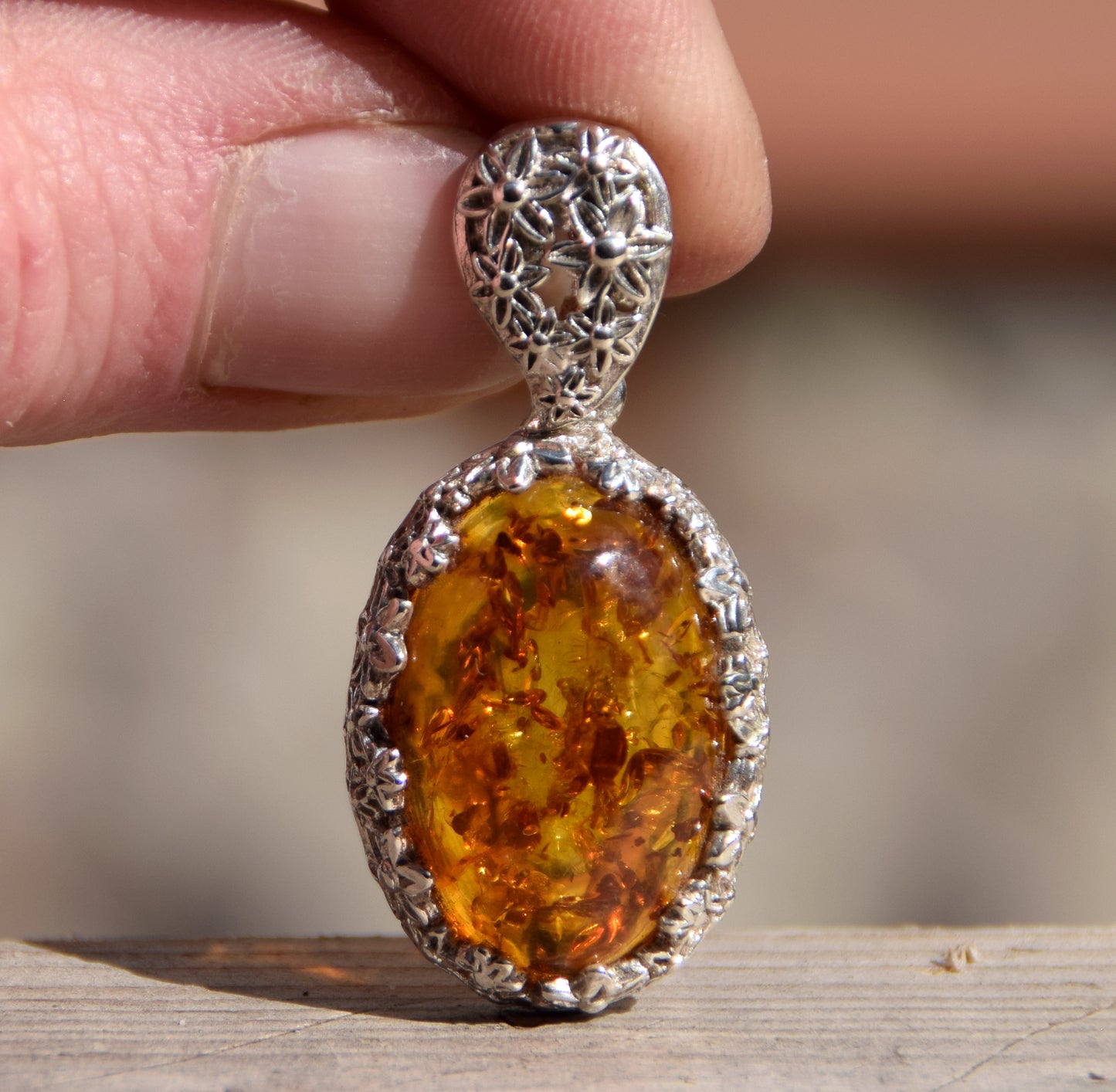 Romantico ciondolo con delicati fiori in Ambra naturale color cognac e Argento 925, MJ Baltica, BW188