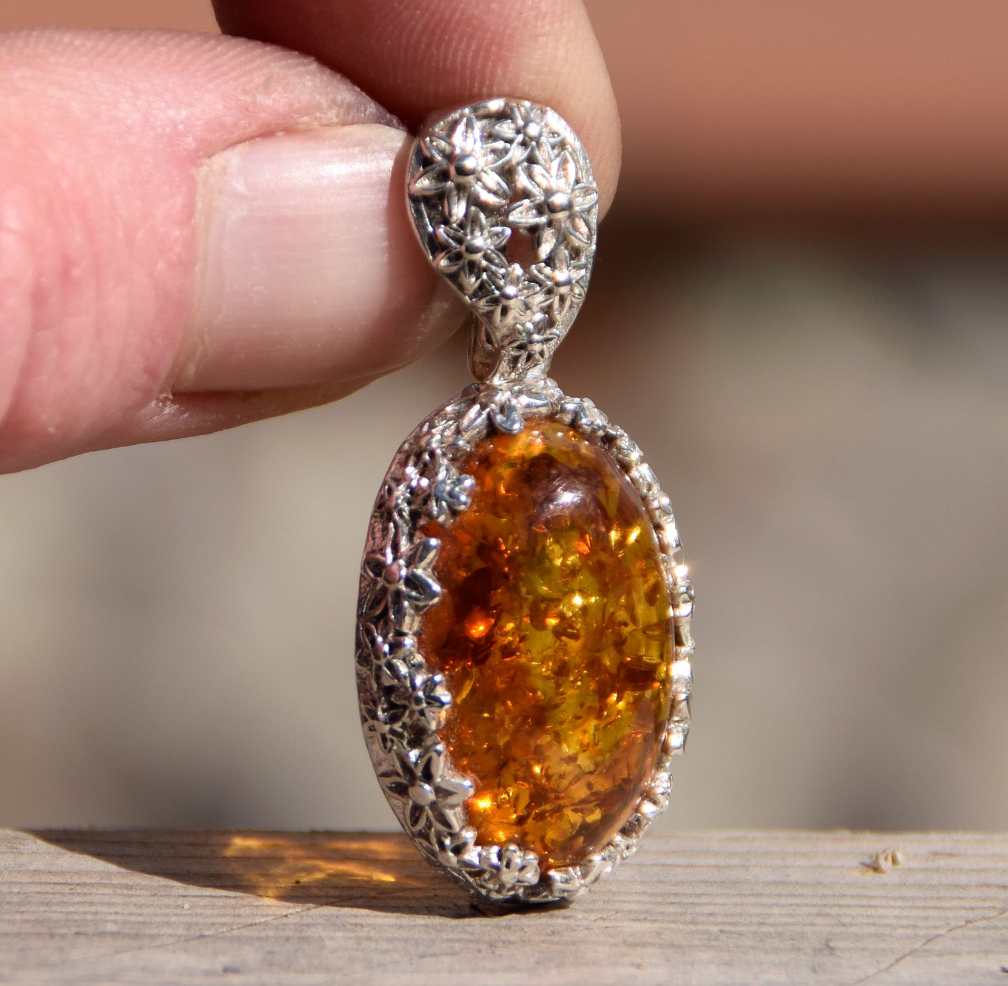 Romantico ciondolo con delicati fiori in Ambra naturale color cognac e Argento 925, MJ Baltica, BW188