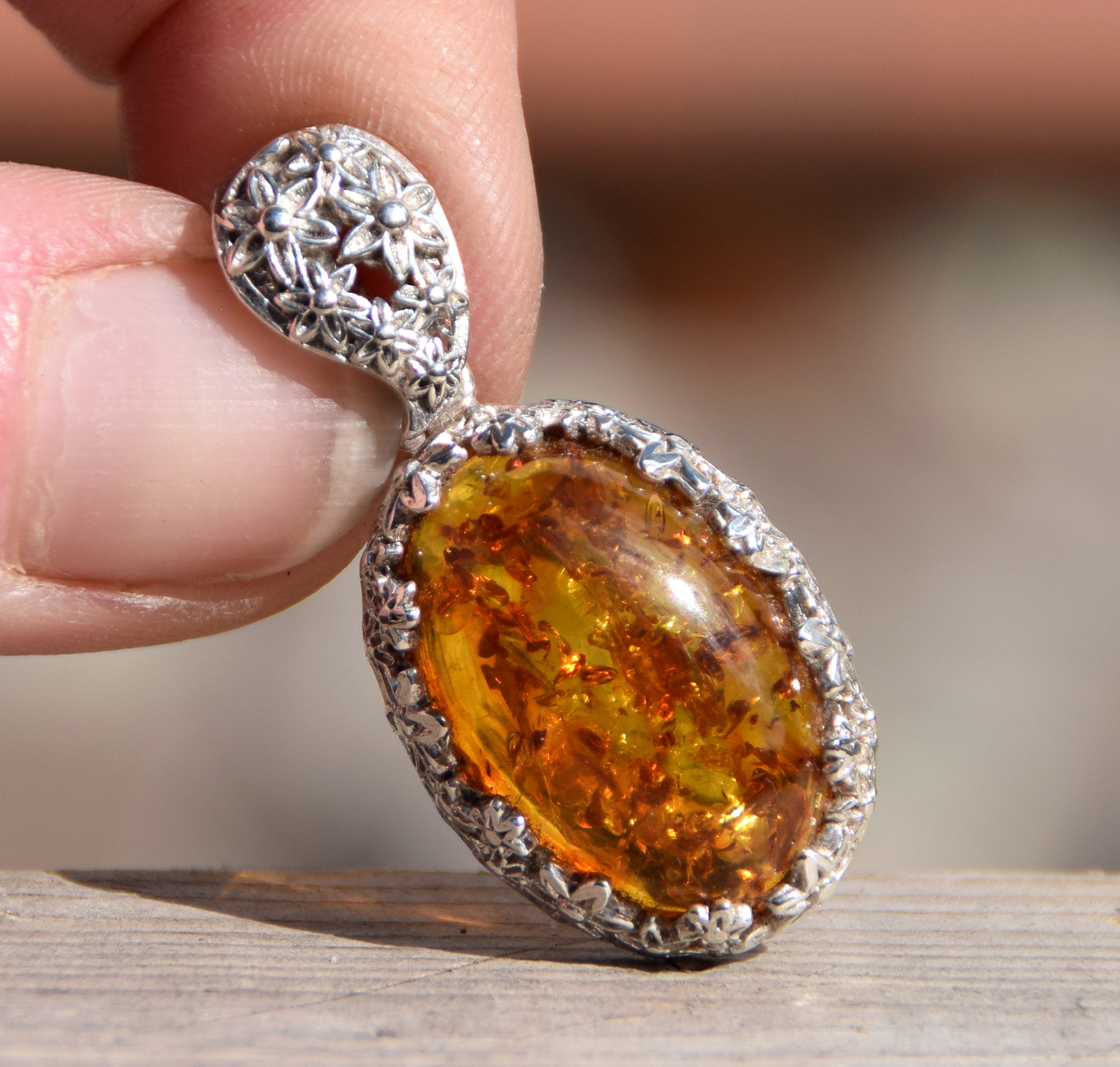 Romantico ciondolo con delicati fiori in Ambra naturale color cognac e Argento 925, MJ Baltica, BW188