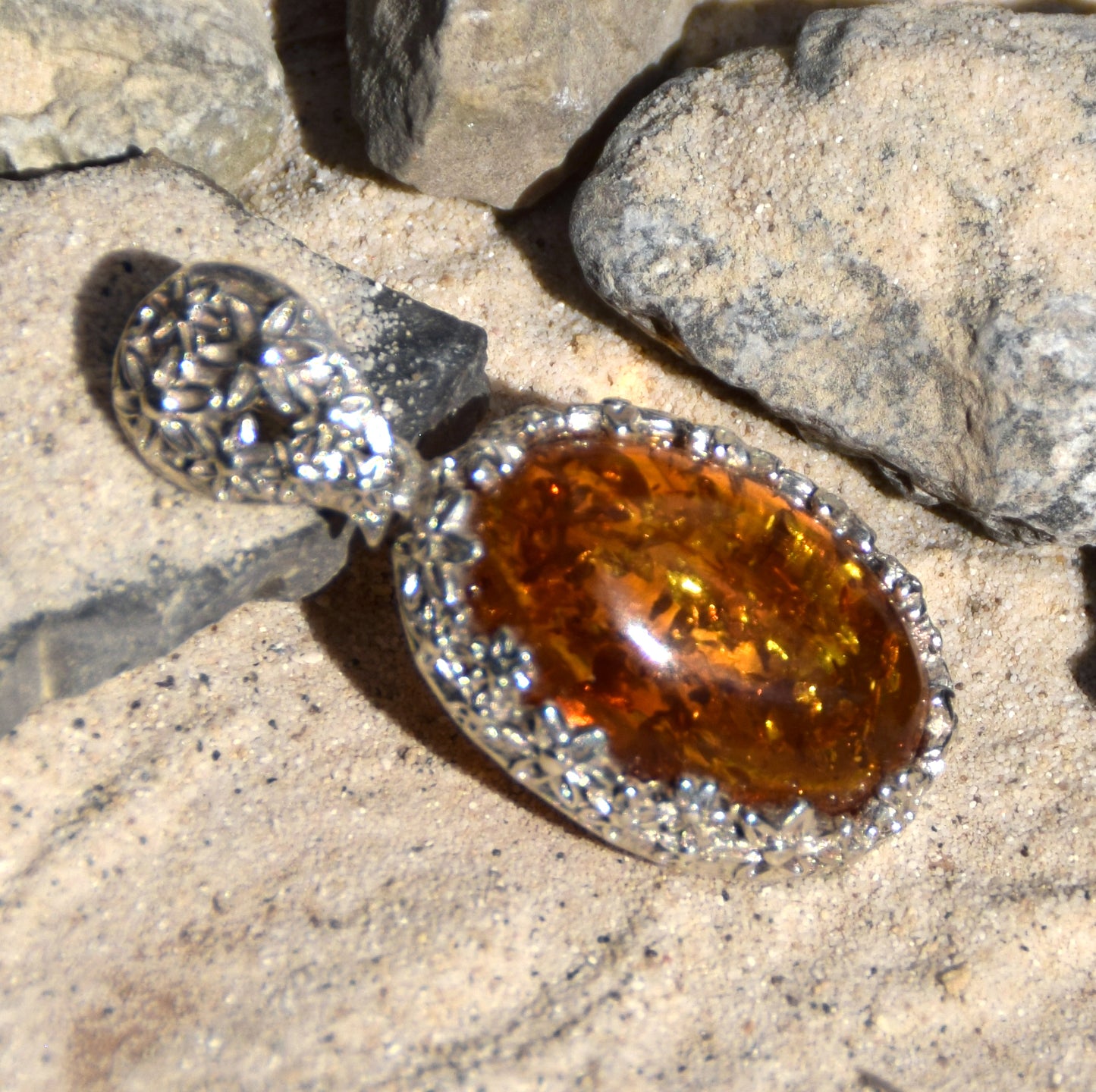 Romantico ciondolo con delicati fiori in Ambra naturale color cognac e Argento 925, MJ Baltica, BW188