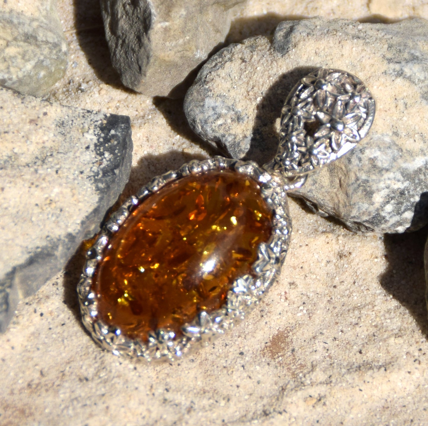 Romantico ciondolo con delicati fiori in Ambra naturale color cognac e Argento 925, MJ Baltica, BW188