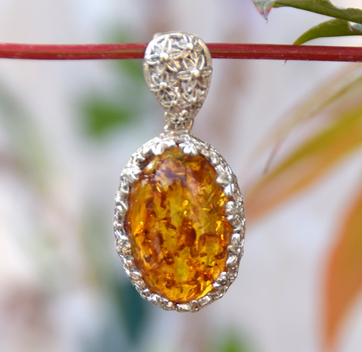 Romantico ciondolo con delicati fiori in Ambra naturale color cognac e Argento 925, MJ Baltica, BW188