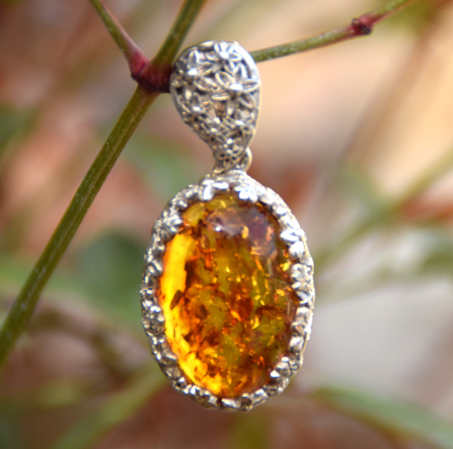 Romantico ciondolo con delicati fiori in Ambra naturale color cognac e Argento 925, MJ Baltica, BW188
