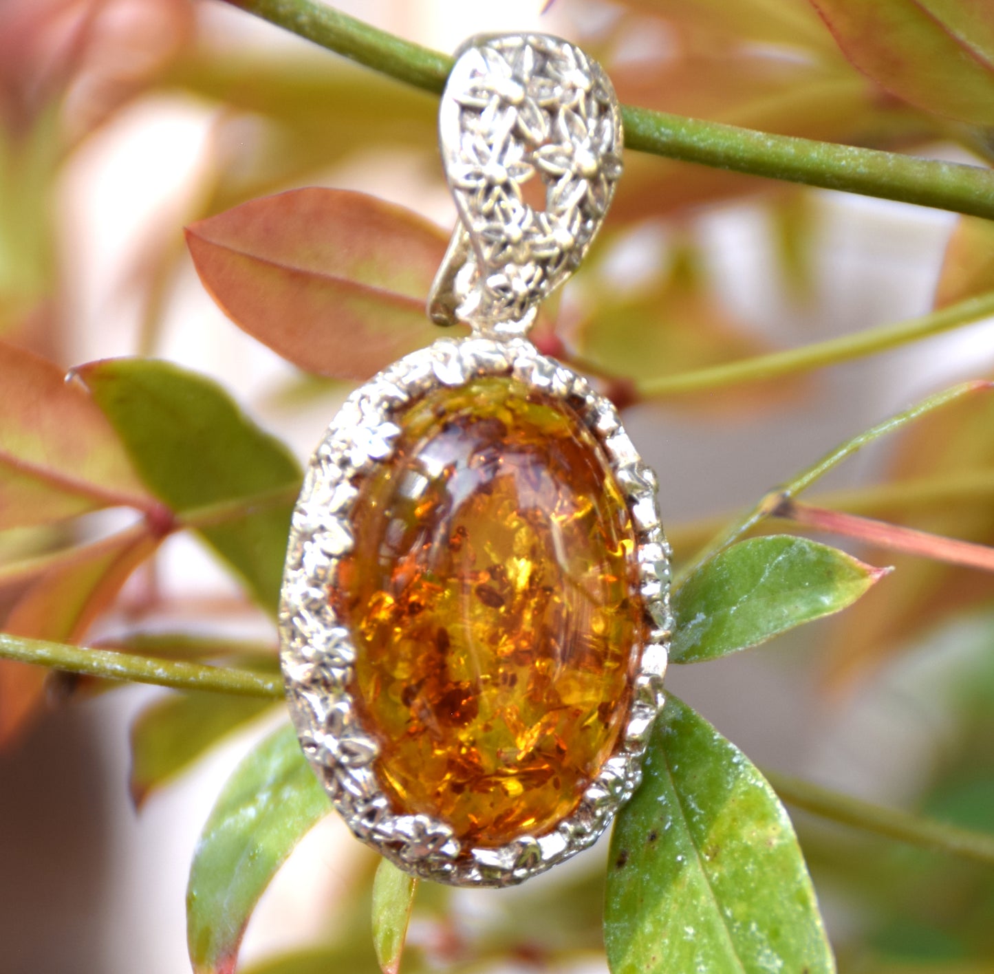 Romantico ciondolo con delicati fiori in Ambra naturale color cognac e Argento 925, MJ Baltica, BW188