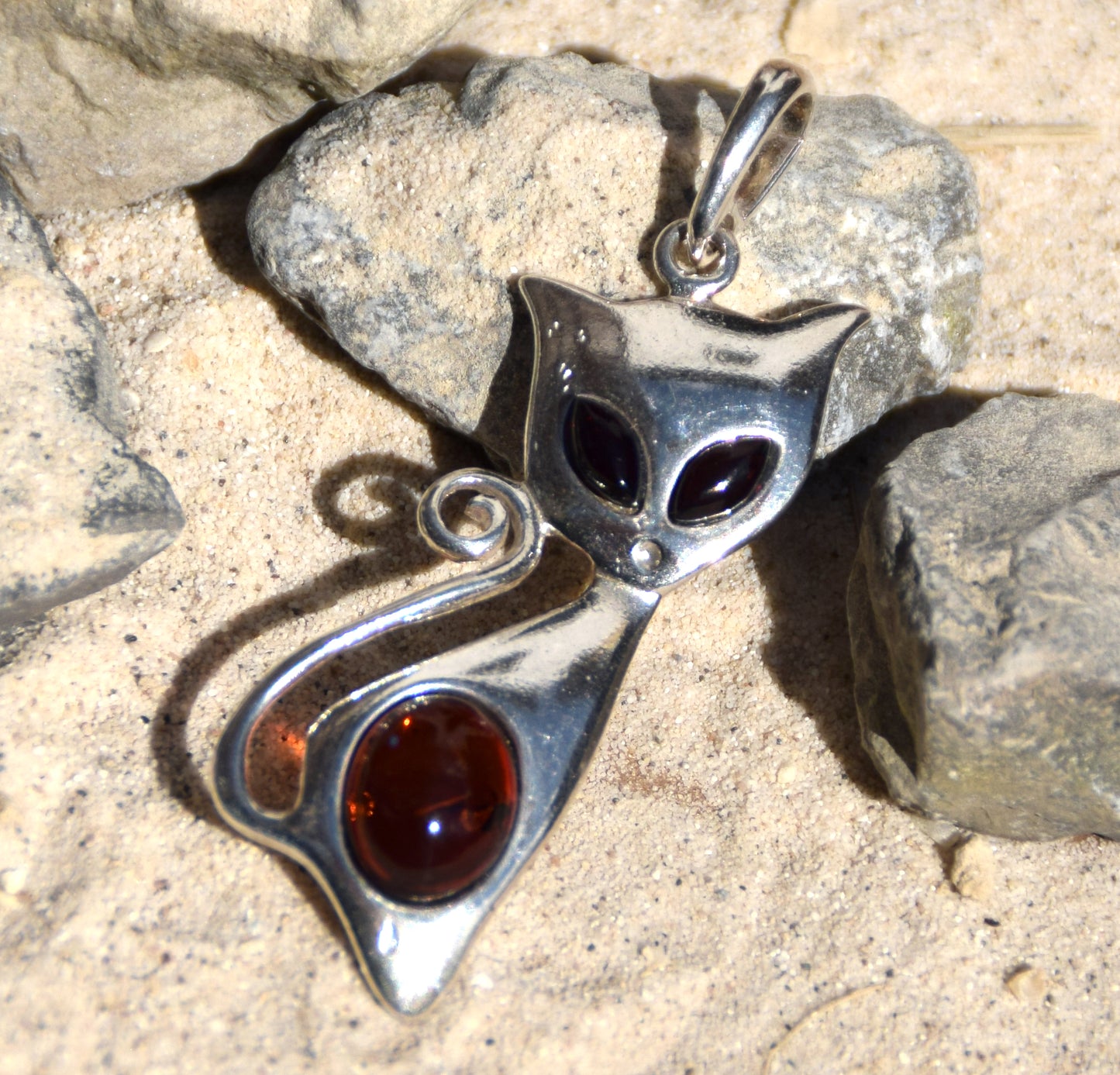Luminous pendant with cat in natural brown Amber and 925 Silver, MJ Baltica, BW191