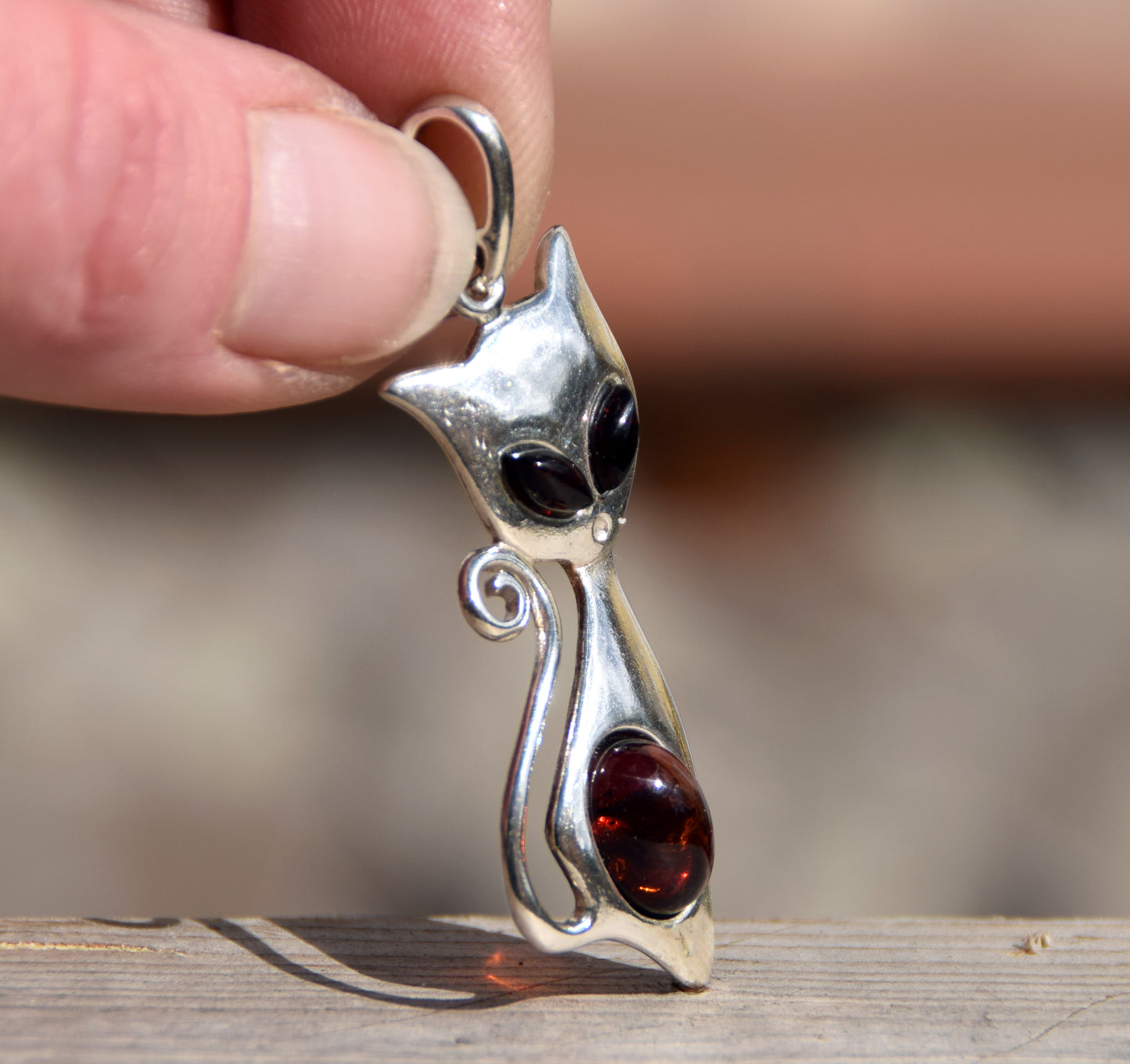 Luminous pendant with cat in natural brown Amber and 925 Silver, MJ Baltica, BW191