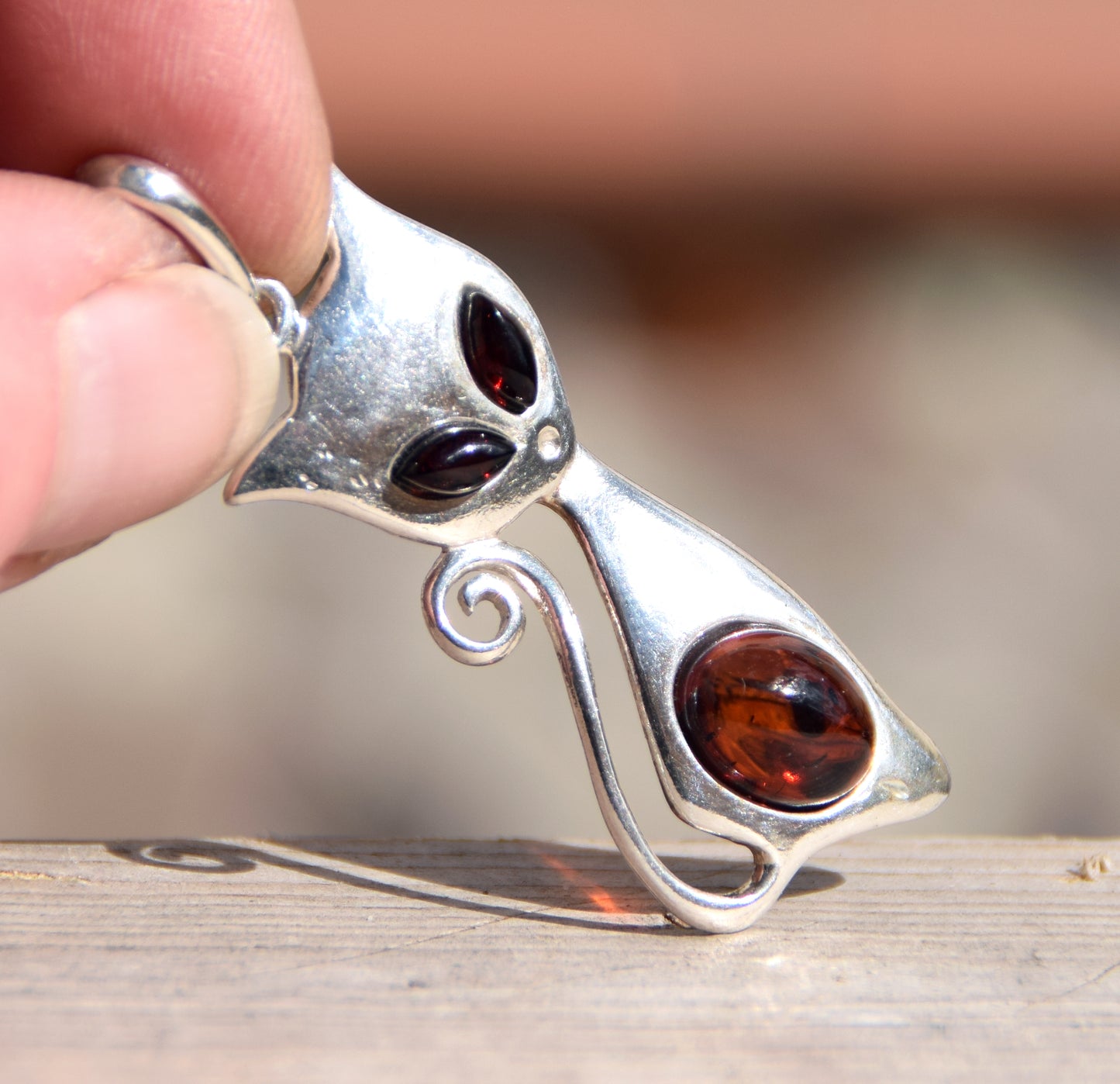 Luminous pendant with cat in natural brown Amber and 925 Silver, MJ Baltica, BW191