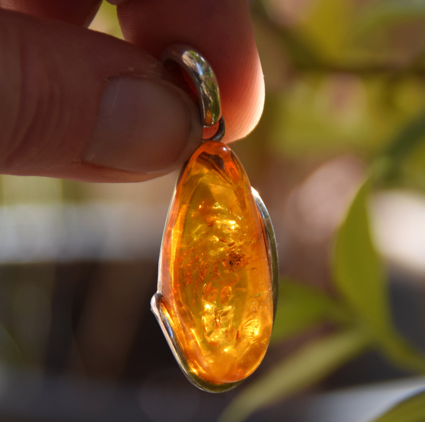 Luminoso ciondolo con la grande gemma di Ambra naturale color cognac e Argento 925, MJ Baltica, BW194