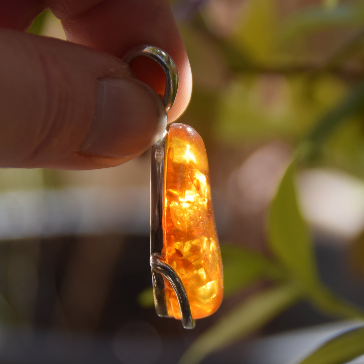 Luminoso ciondolo con la grande gemma di Ambra naturale color cognac e Argento 925, MJ Baltica, BW194