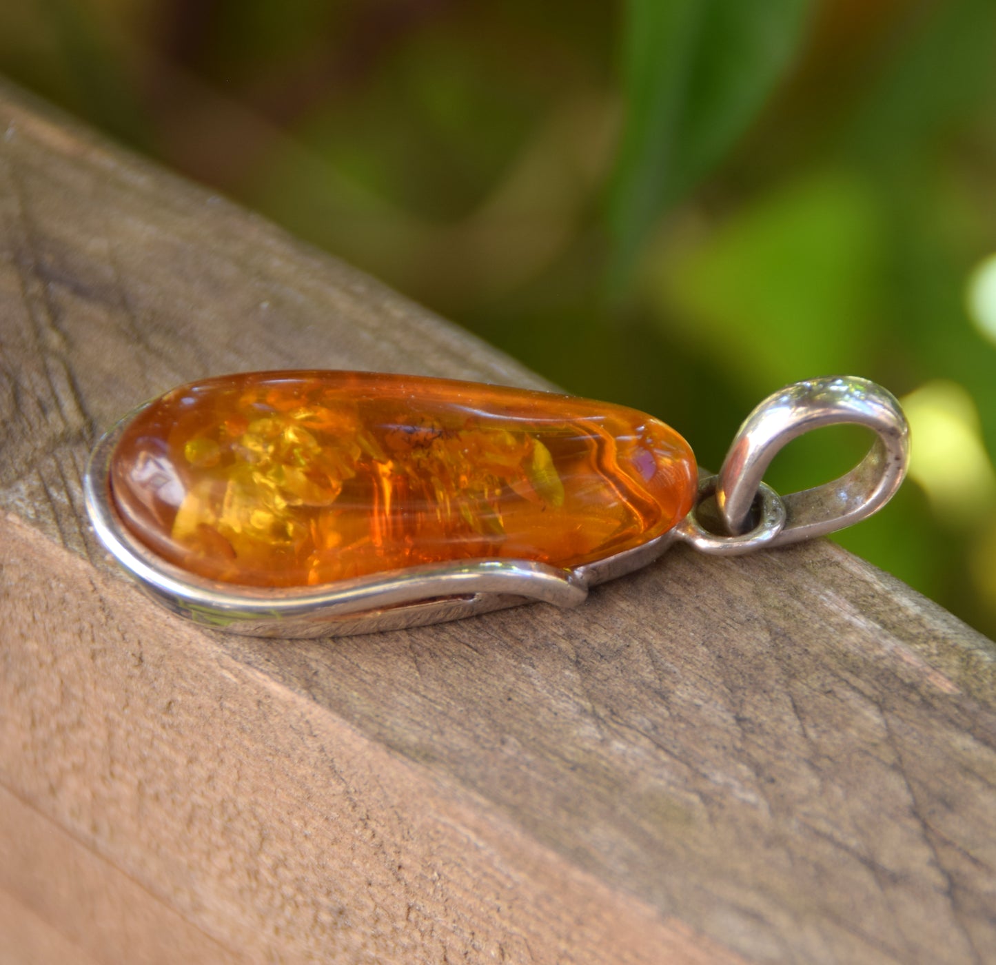 Luminoso ciondolo con la grande gemma di Ambra naturale color cognac e Argento 925, MJ Baltica, BW194
