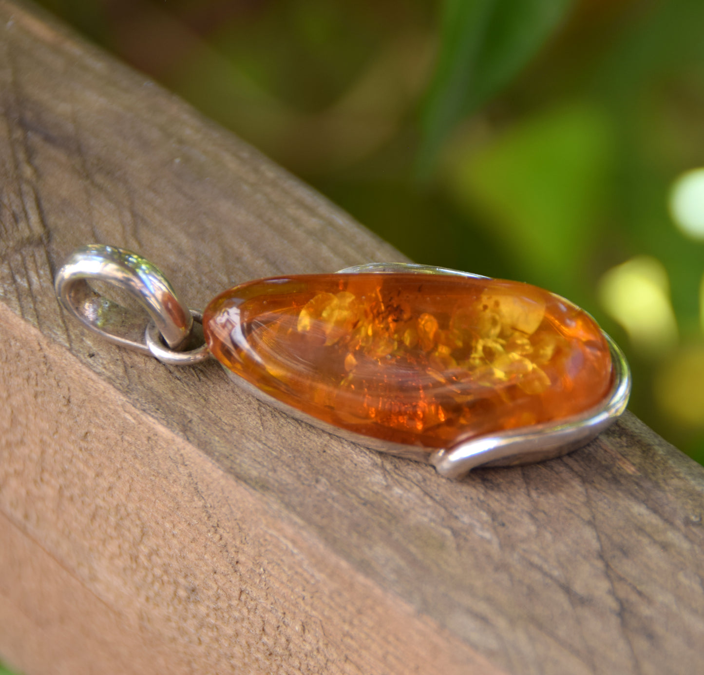 Luminoso ciondolo con la grande gemma di Ambra naturale color cognac e Argento 925, MJ Baltica, BW194