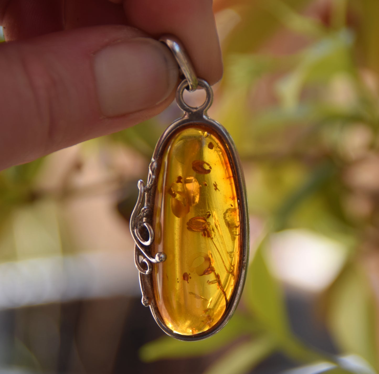Important pendant with an elegant decoration crafted in natural cognac-colored Amber and 925 Silver, MJ Baltica, BW201