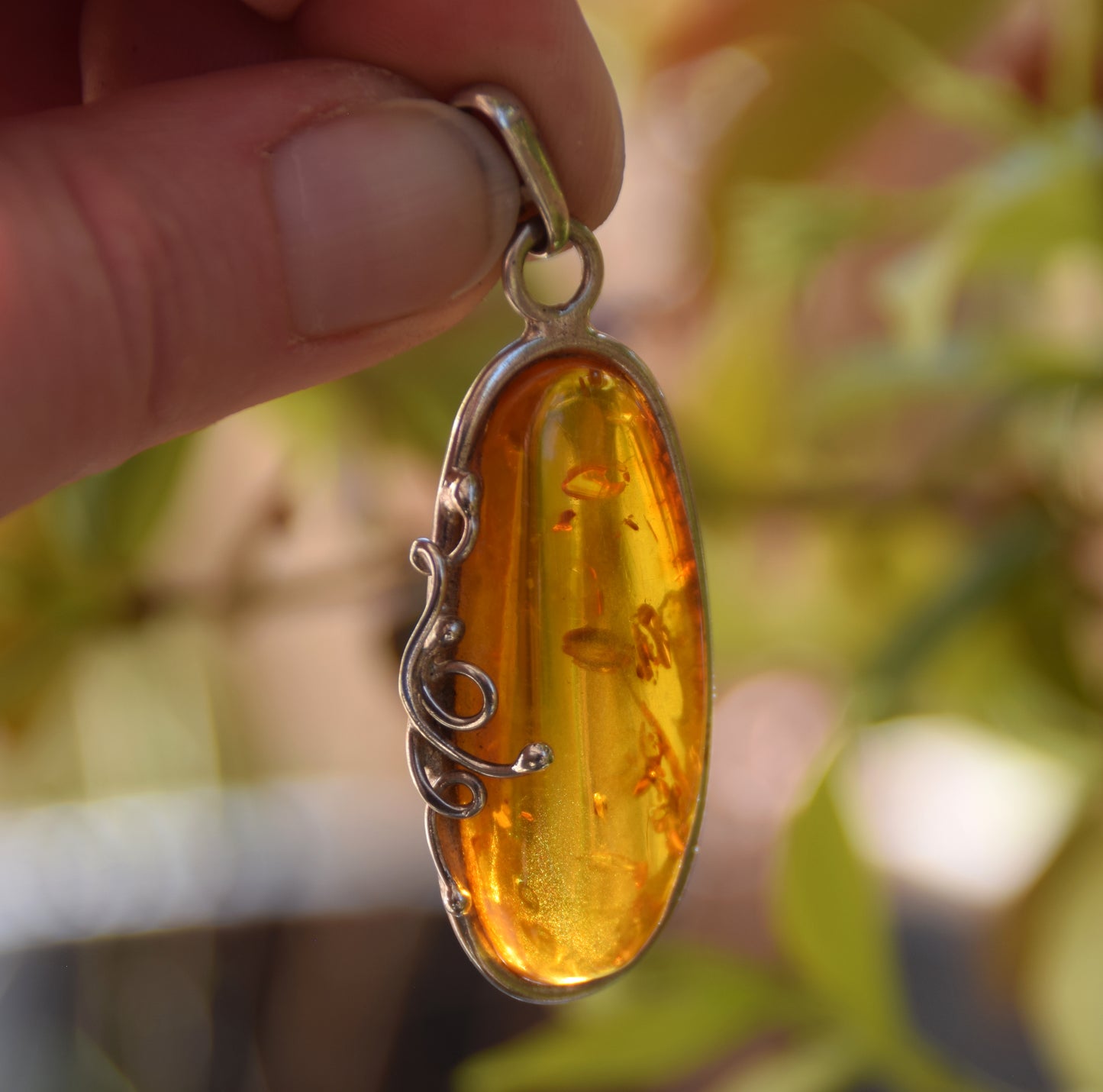 Important pendant with an elegant decoration crafted in natural cognac-colored Amber and 925 Silver, MJ Baltica, BW201