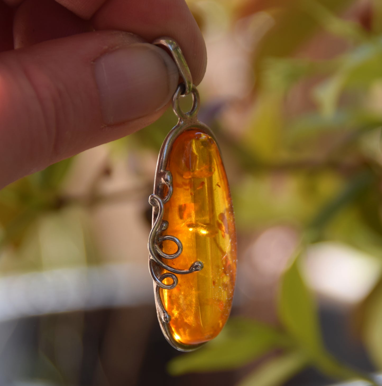 Important pendant with an elegant decoration crafted in natural cognac-colored Amber and 925 Silver, MJ Baltica, BW201