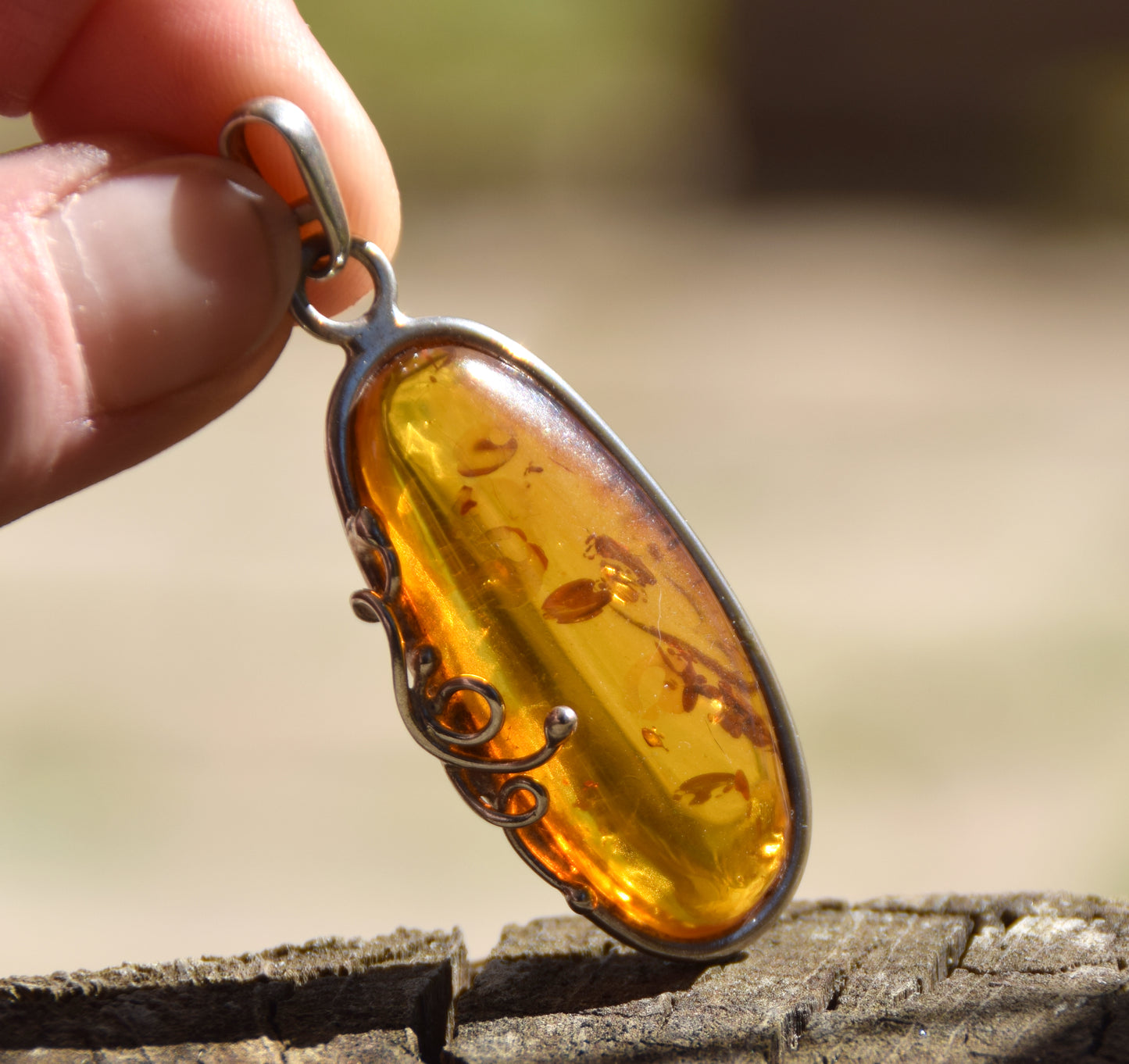 Important pendant with an elegant decoration crafted in natural cognac-colored Amber and 925 Silver, MJ Baltica, BW201