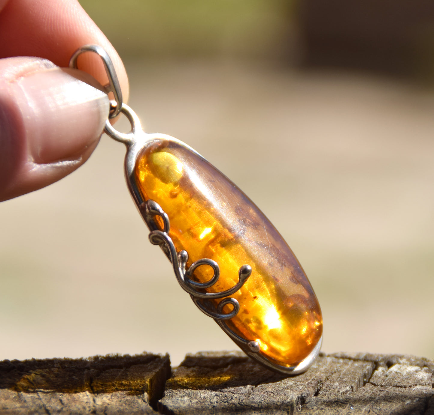 Important pendant with an elegant decoration crafted in natural cognac-colored Amber and 925 Silver, MJ Baltica, BW201