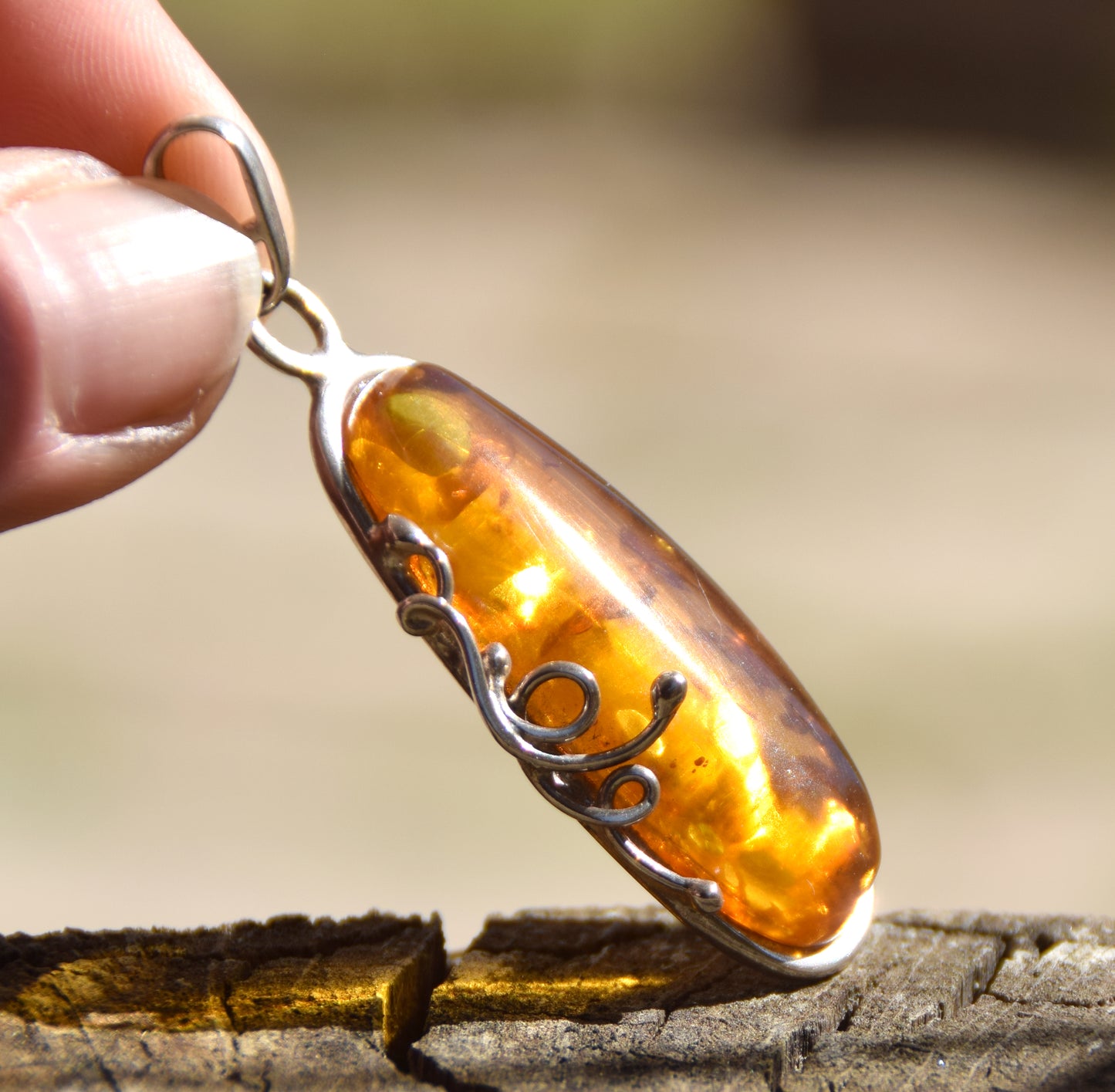Important pendant with an elegant decoration crafted in natural cognac-colored Amber and 925 Silver, MJ Baltica, BW201