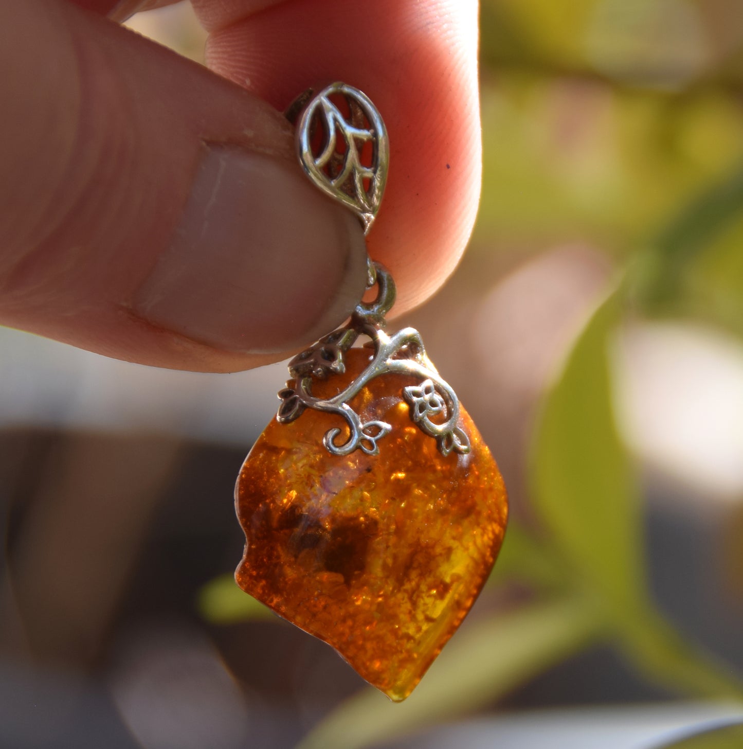 Pendant with floral decoration in irregular cognac-colored natural amber and 925 silver, MJ Baltica, BW223