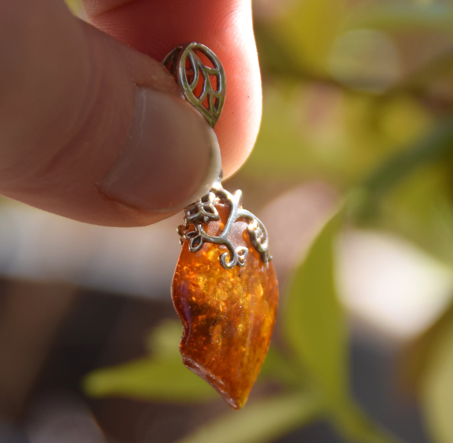 Pendant with floral decoration in irregular cognac-colored natural amber and 925 silver, MJ Baltica, BW223