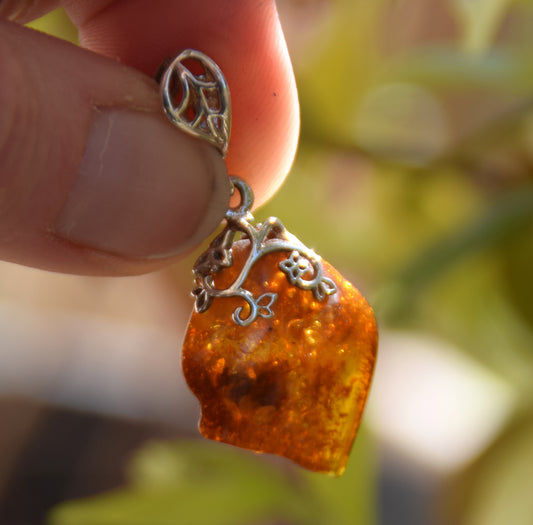 Pendant with floral decoration in irregular cognac-colored natural amber and 925 silver, MJ Baltica, BW223