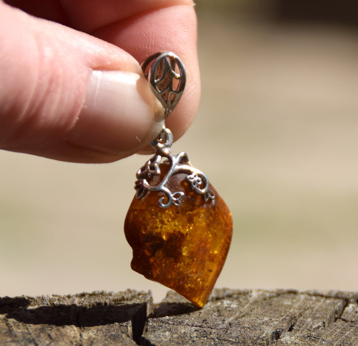 Pendant with floral decoration in irregular cognac-colored natural amber and 925 silver, MJ Baltica, BW223