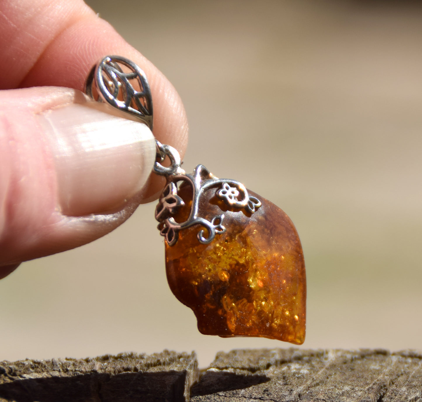 Pendant with floral decoration in irregular cognac-colored natural amber and 925 silver, MJ Baltica, BW223