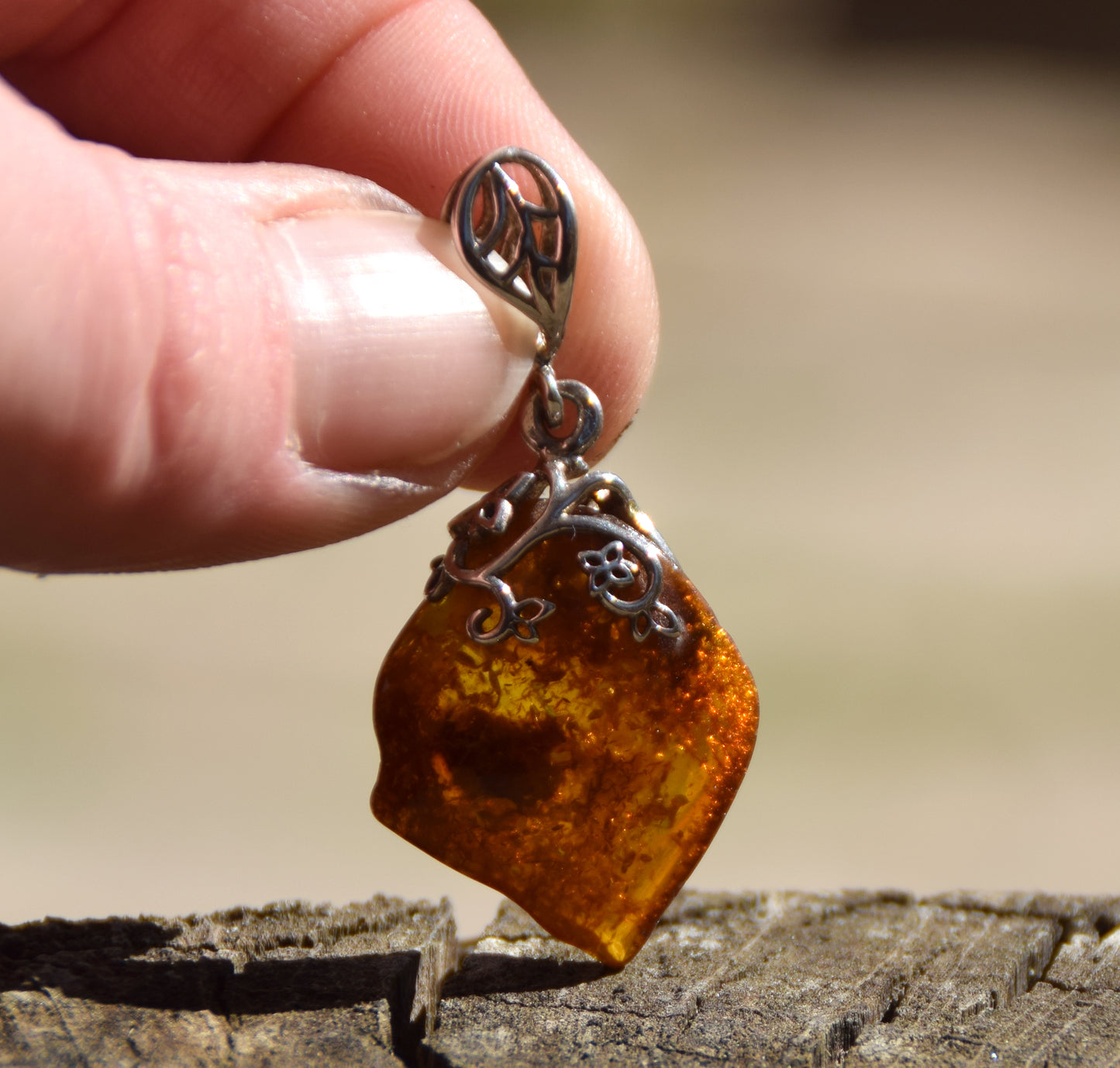 Pendant with floral decoration in irregular cognac-colored natural amber and 925 silver, MJ Baltica, BW223