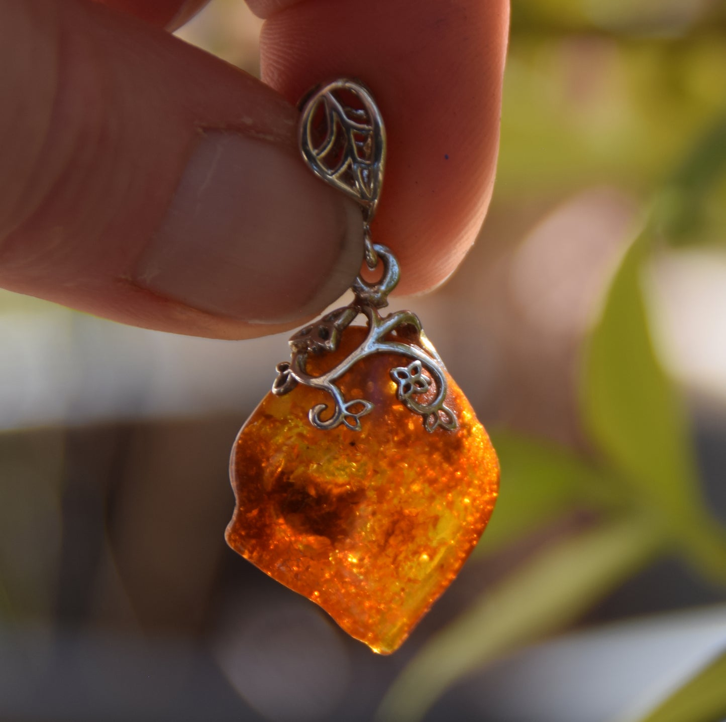 Pendant with floral decoration in irregular cognac-colored natural amber and 925 silver, MJ Baltica, BW223