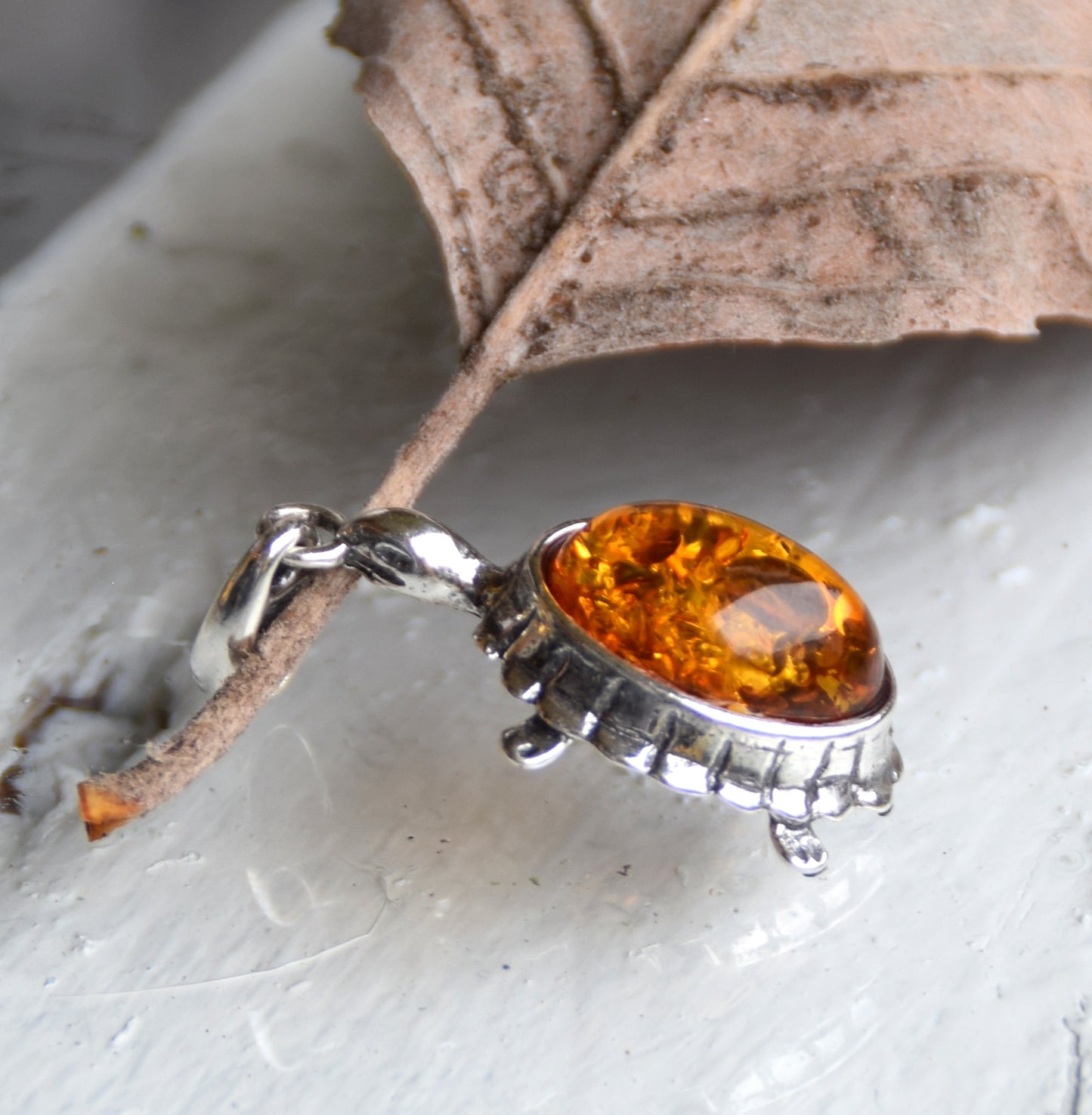 Bright pendant with a turtle in natural cognac brown Amber and 925 Silver, MJ Baltica, BW238